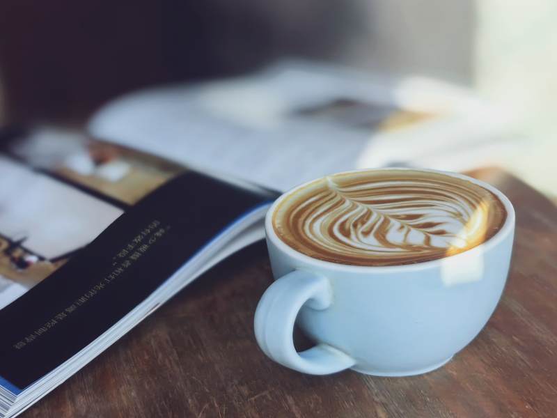 咖啡与杂志的悠闲时光图片