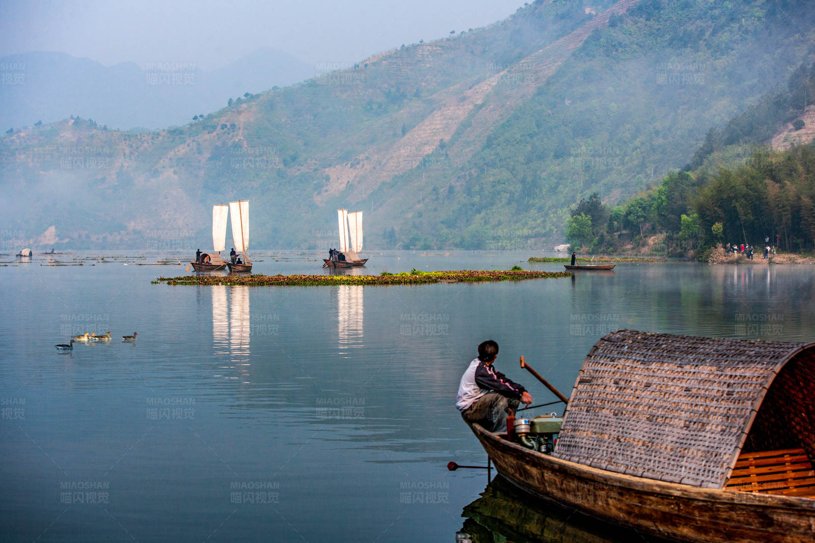 湖上渔舟图片
