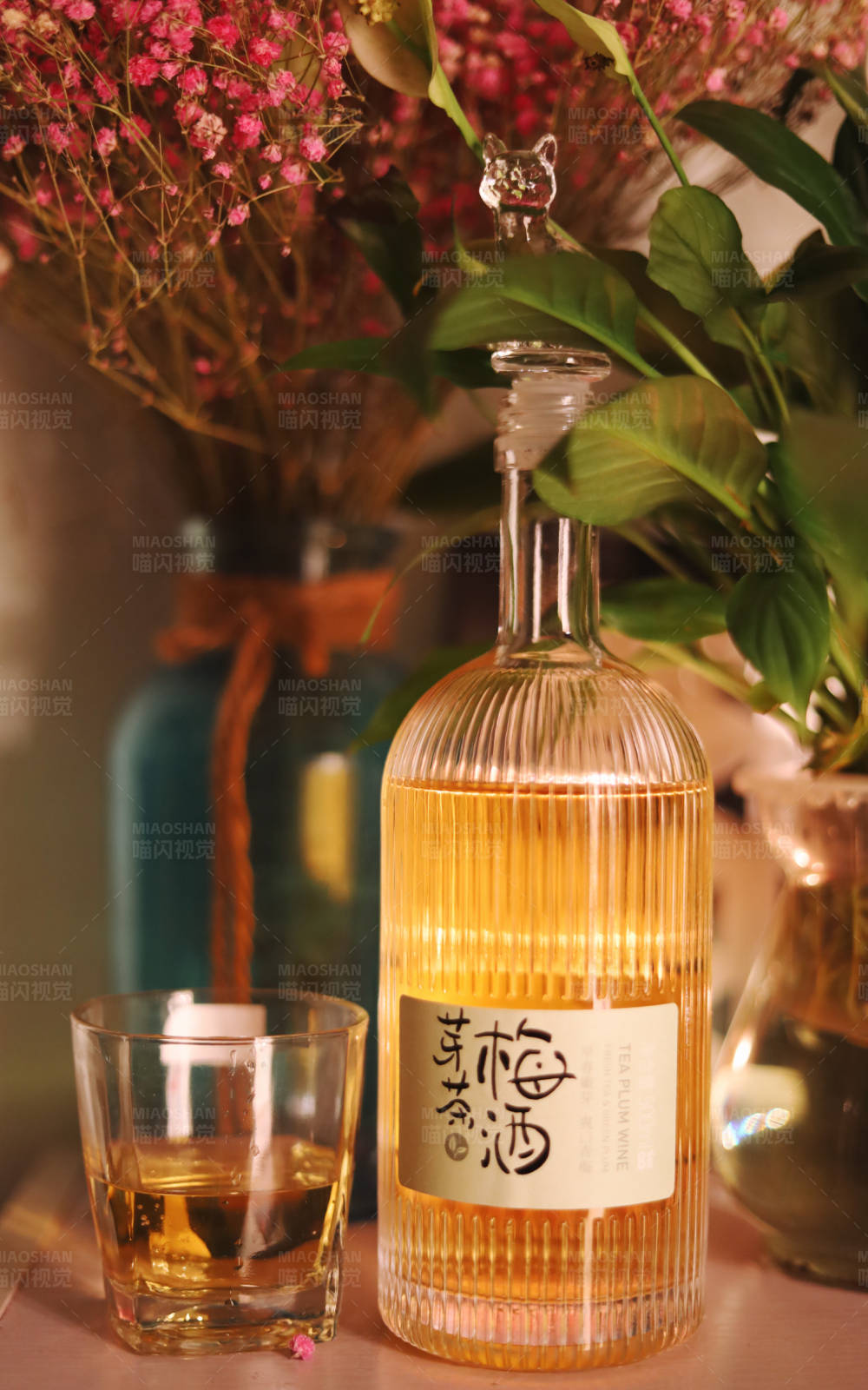 梅酒与花束图片