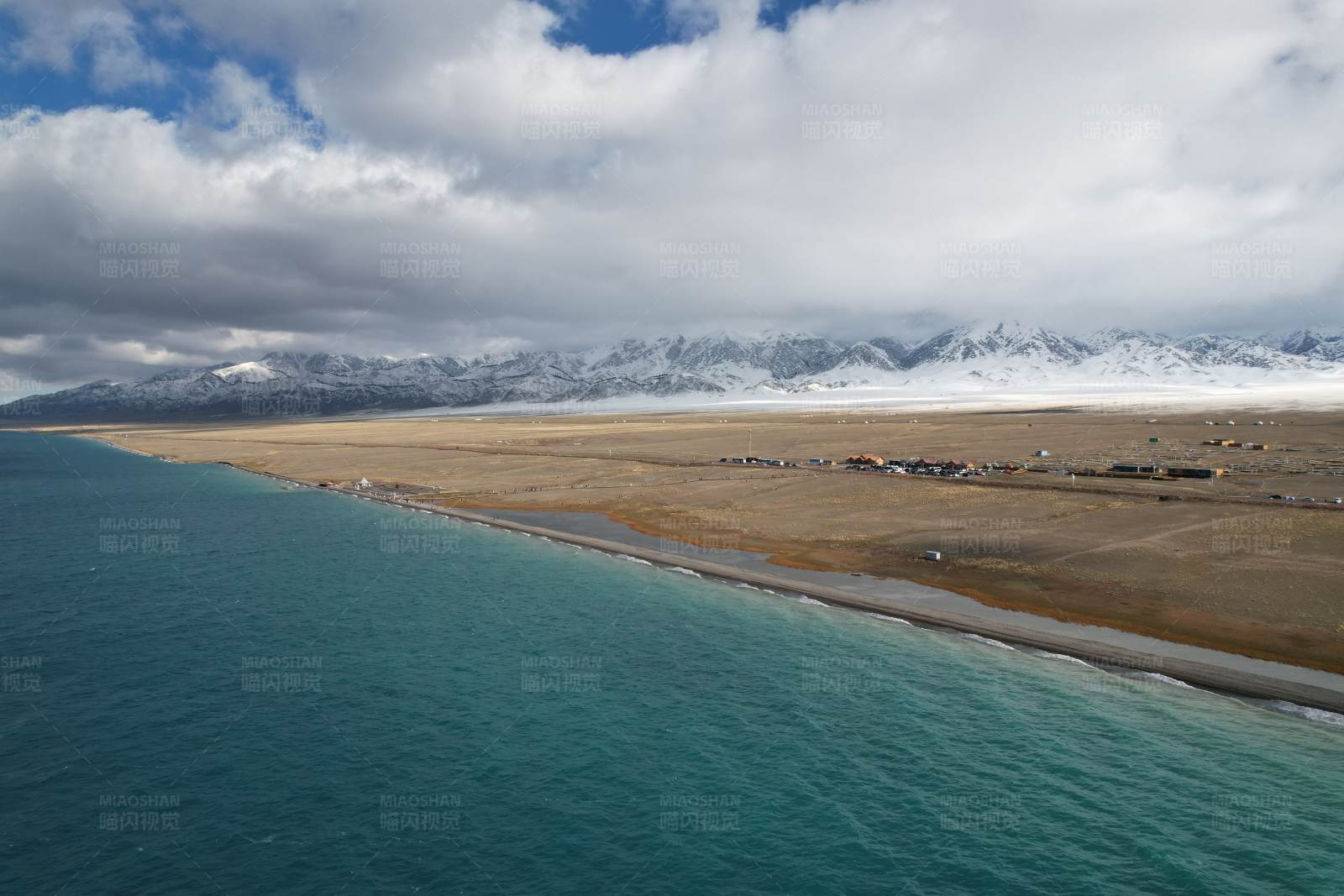 赛里木湖湖畔雪山图片