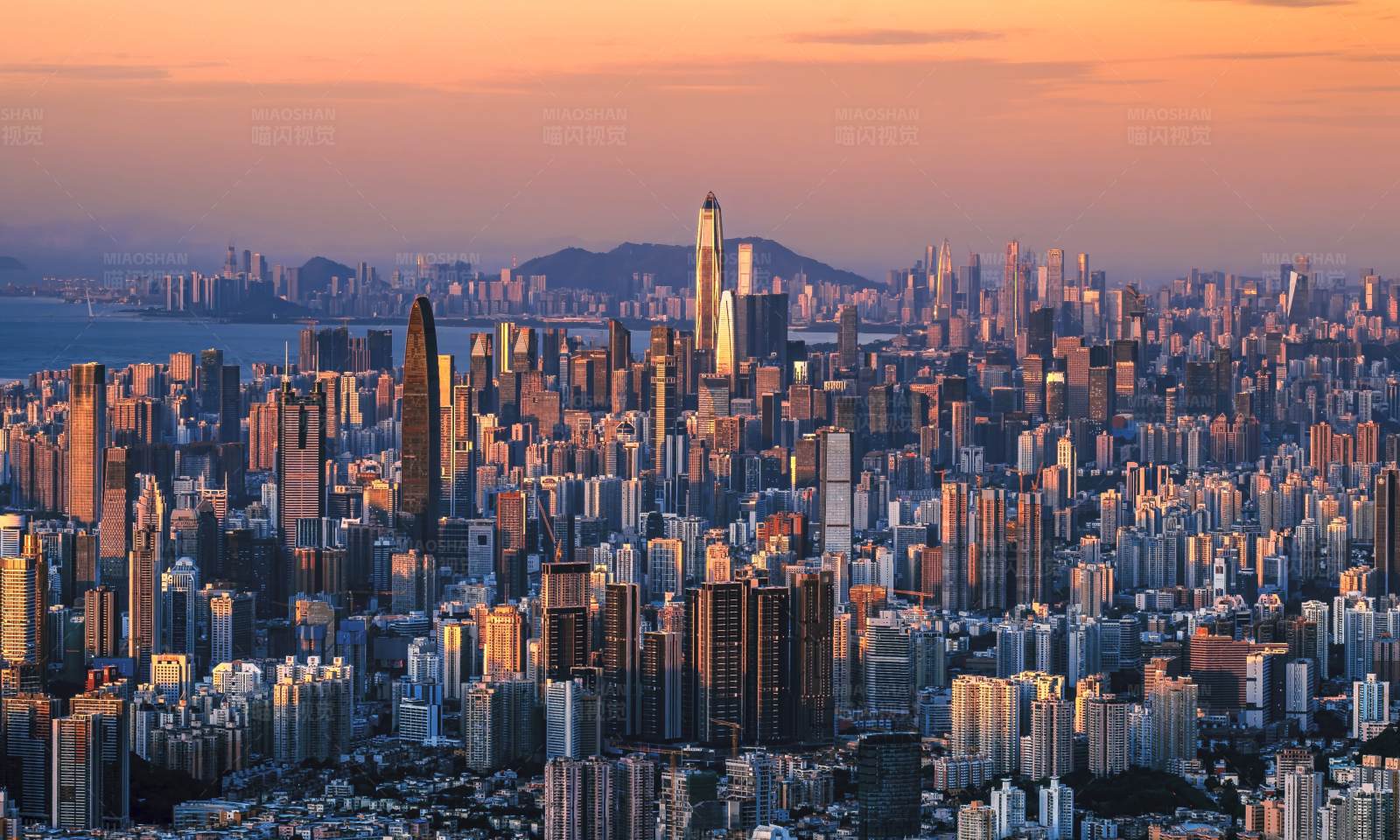 日落时分的城市天际线图片