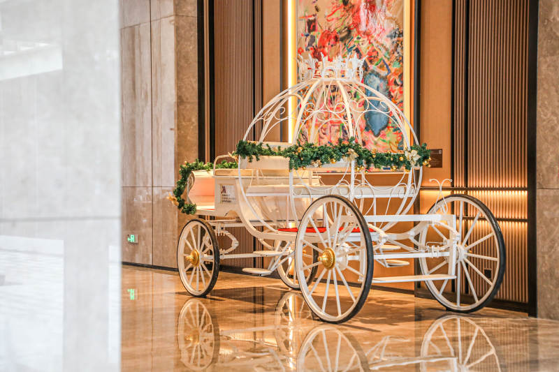 豪华酒店大堂的装饰马车图片