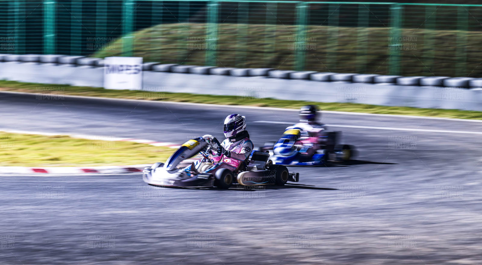 卡丁车赛道竞速图片