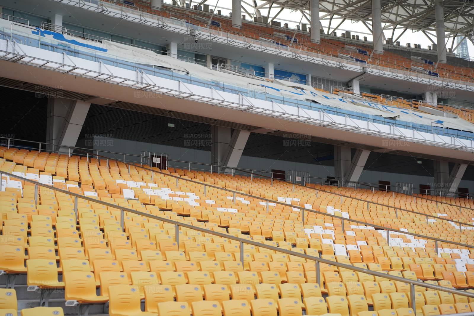 空荡荡的体育场座位图片