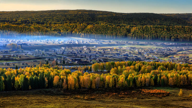 秋日晨雾中的禾木村图片