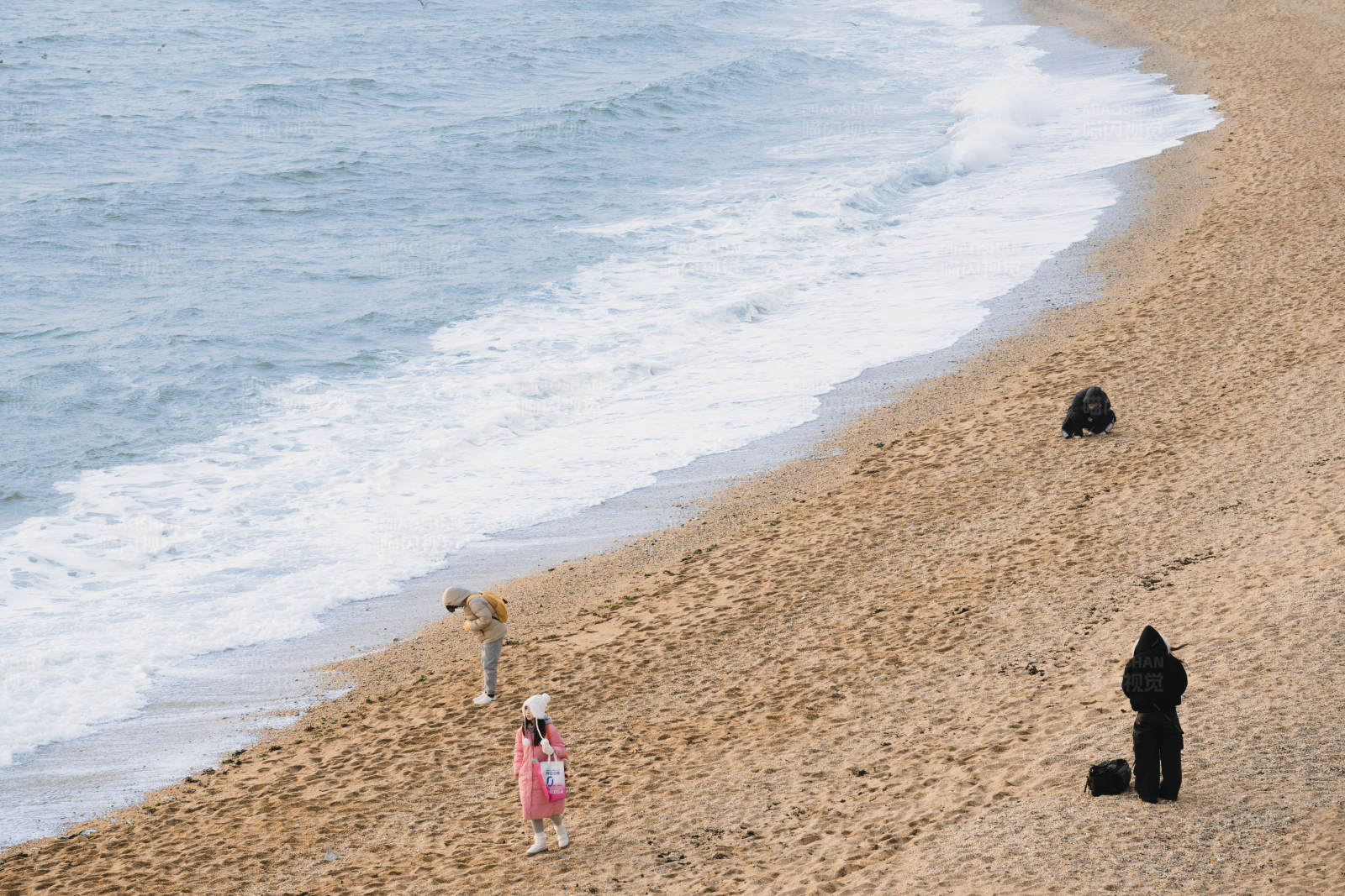 海滩上的家庭时光图片