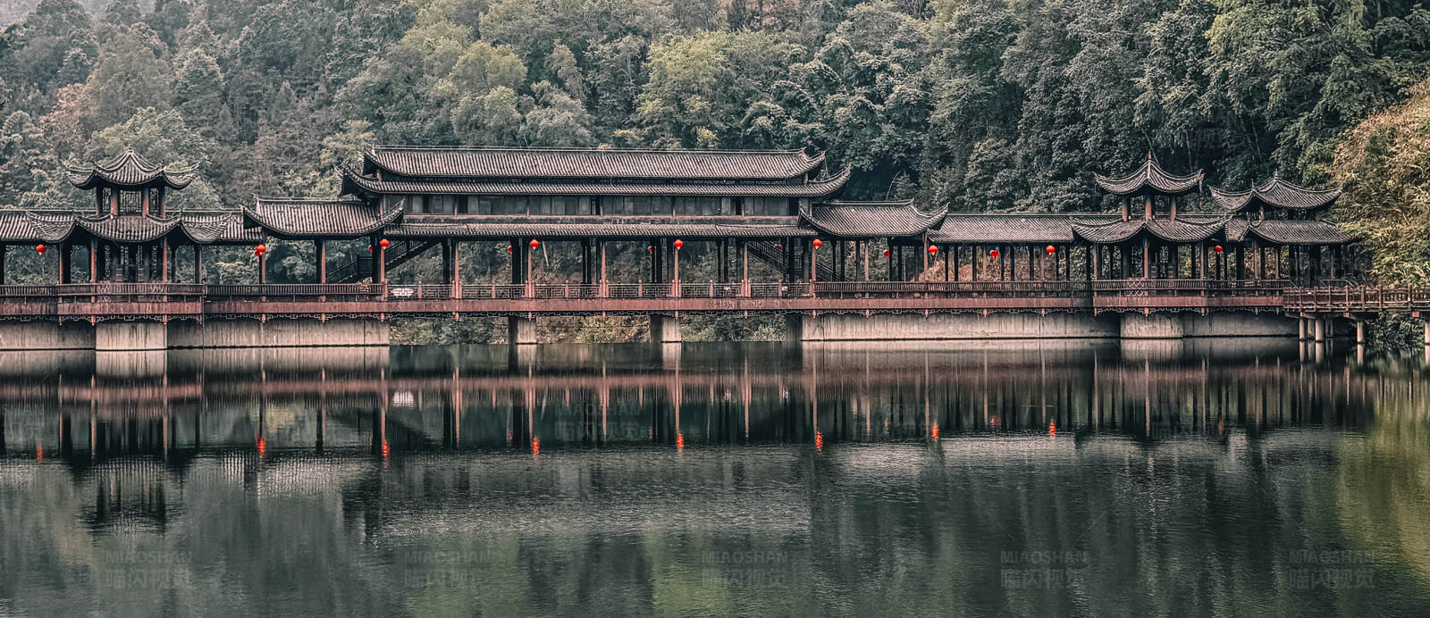 屏边县湖上古桥映绿林图片