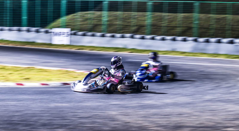 卡丁车赛道竞速图片