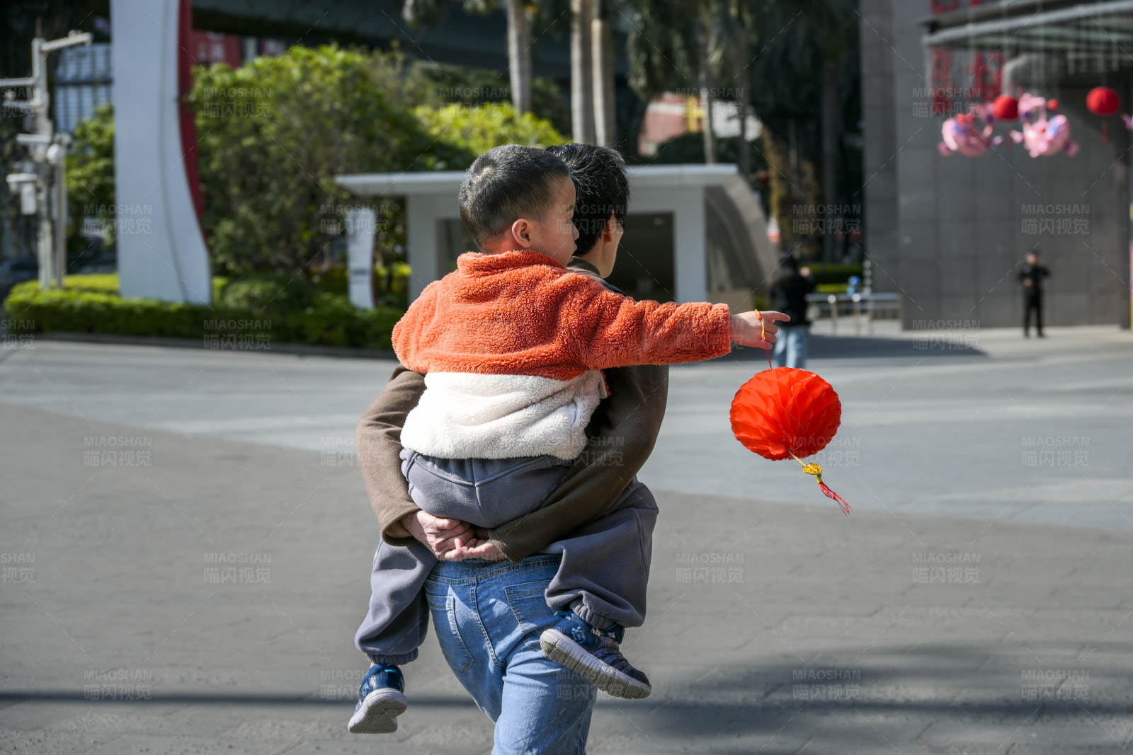 父子同乐迎新春图片