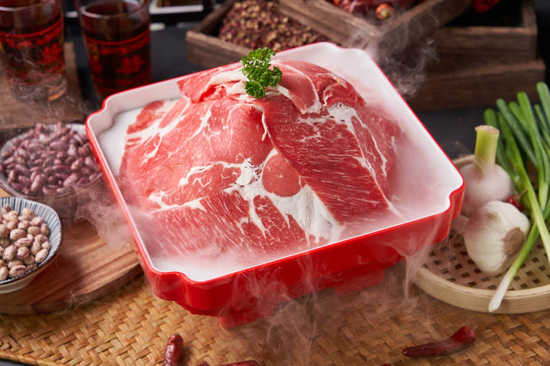 新鲜牛肉与香料图片