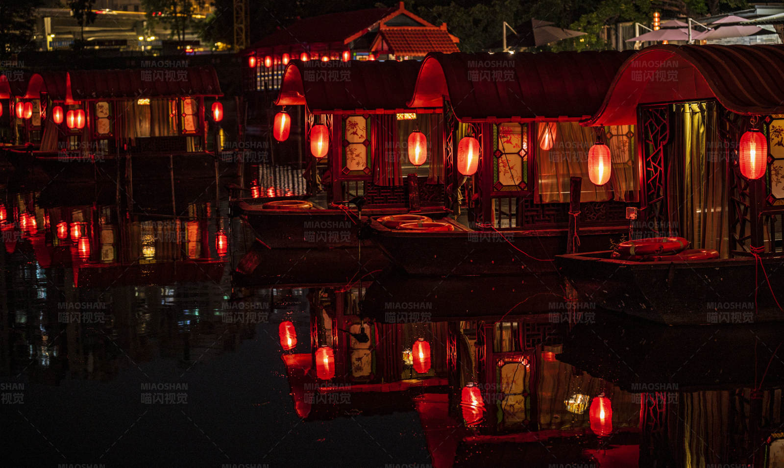 夜色灯笼映水乡图片