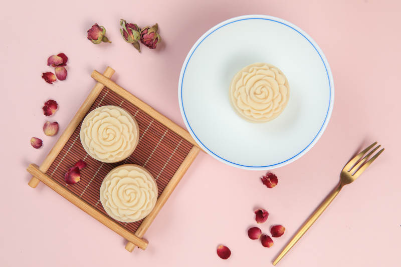 月饼与玫瑰花瓣图片