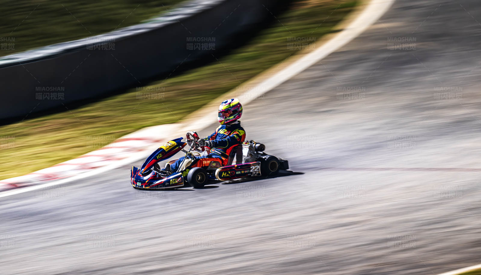 卡丁车赛道疾驰图片