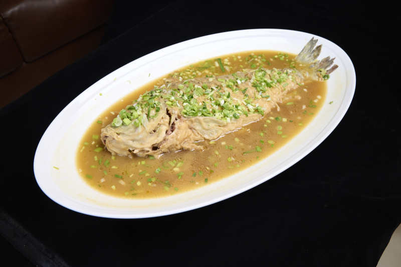 清蒸鱼淋酱汁图片