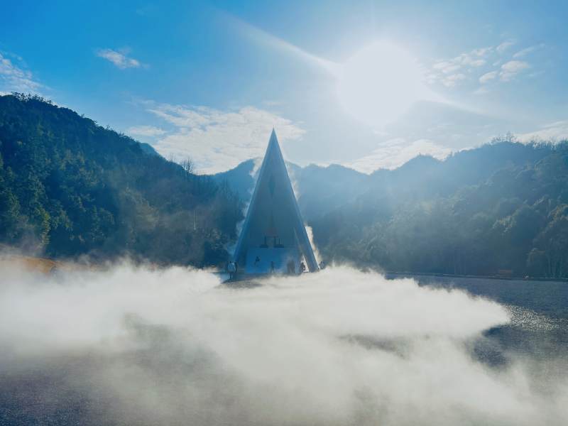 雾中尖塔-安吉图片