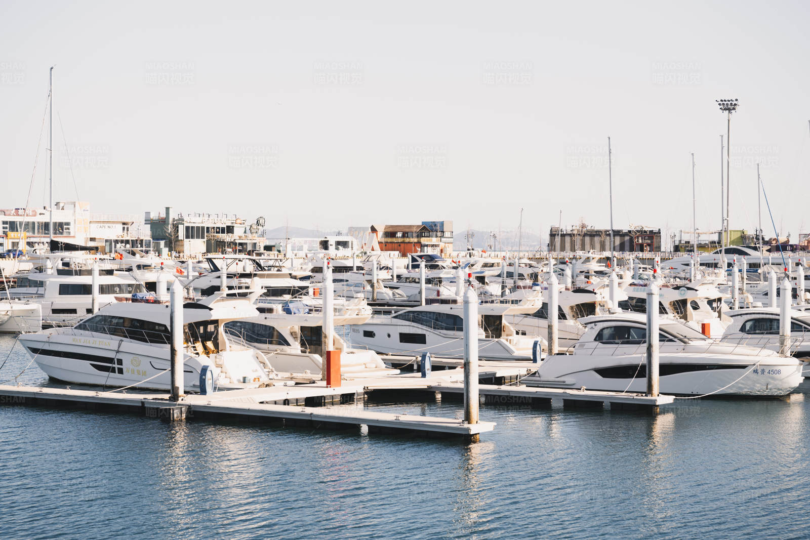 码头停泊的游艇图片