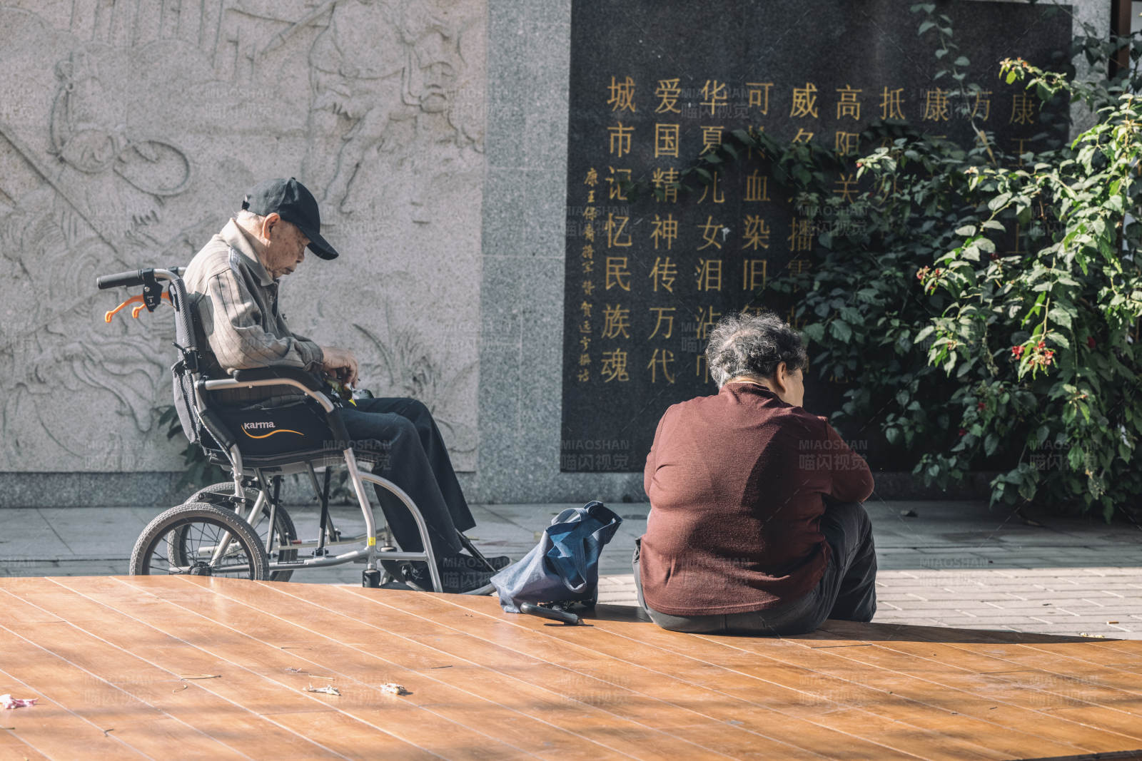 街头的静谧时光图片