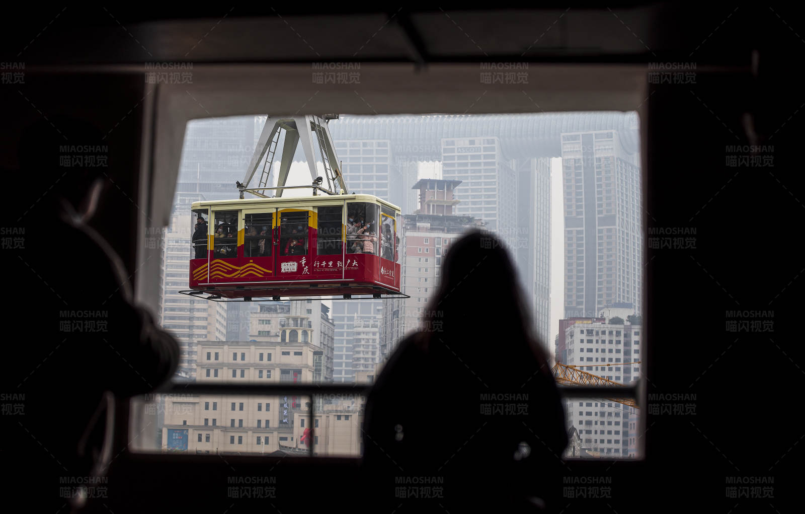 城市缆车观景图片