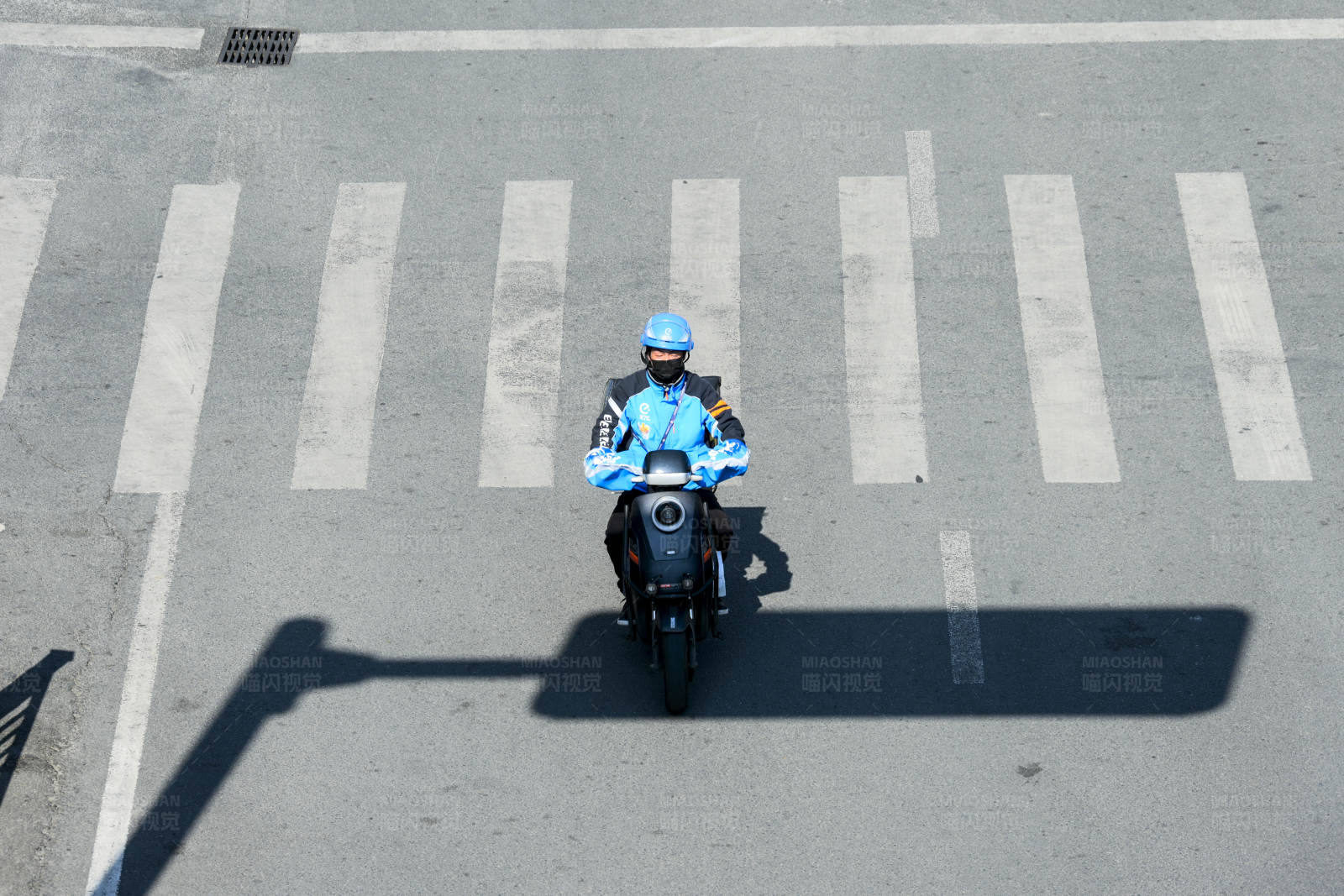 快递小哥骑车送单图片