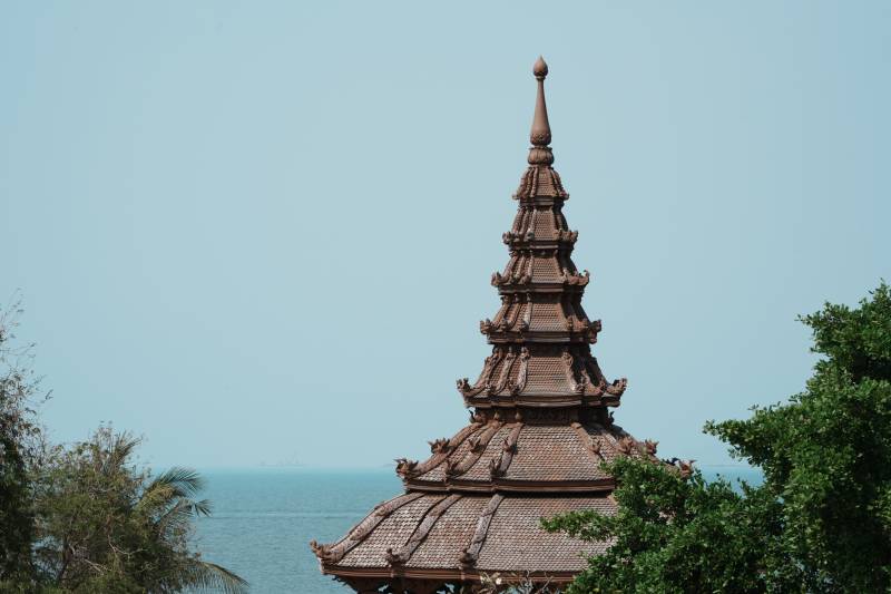 芭提雅海滨古塔图片