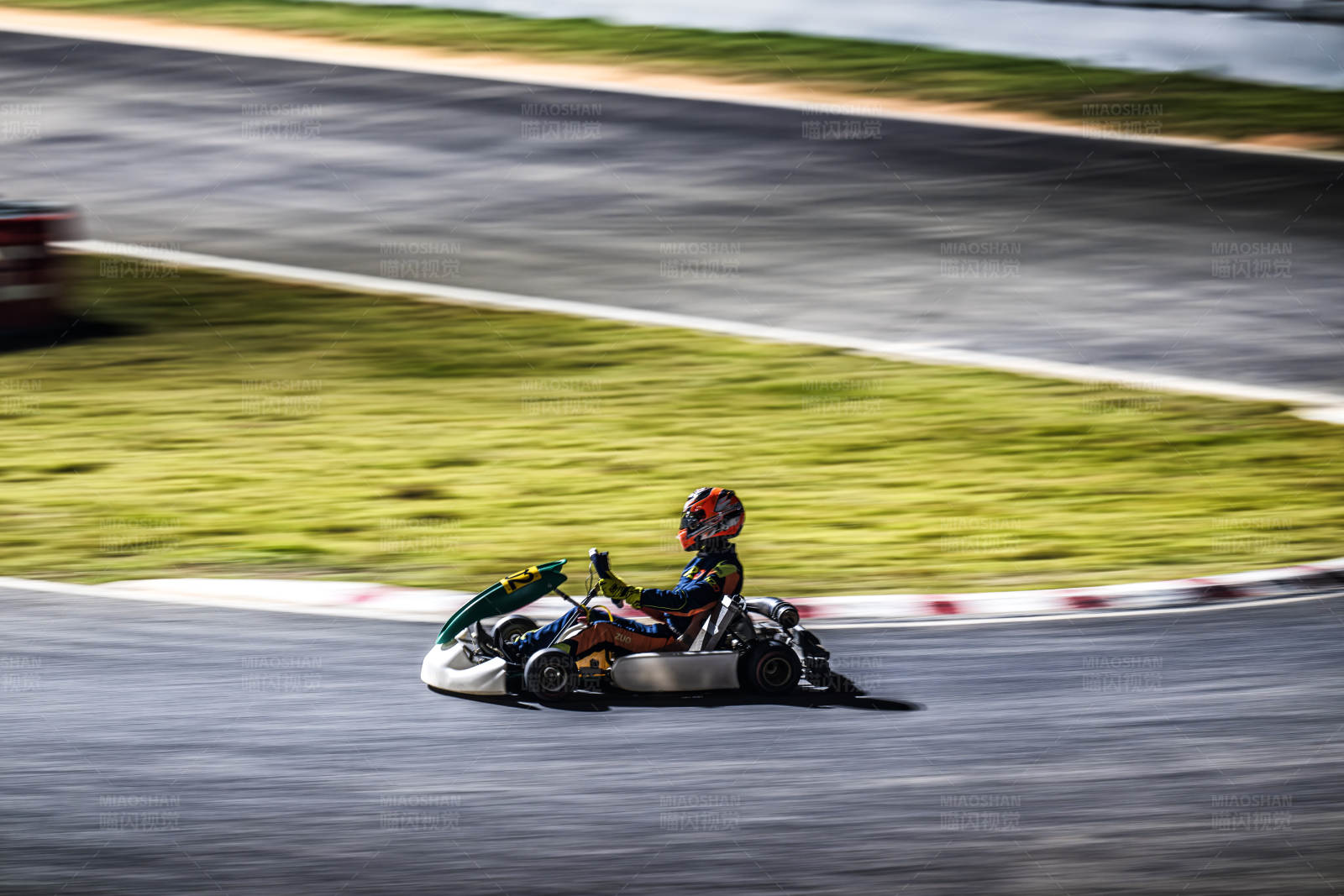 卡丁车赛道疾驰图片
