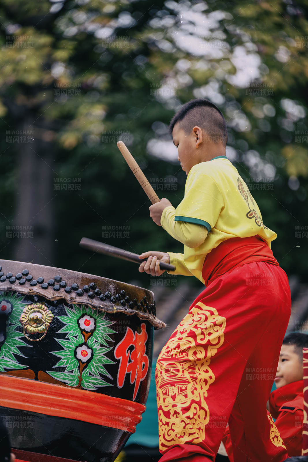 少年击鼓庆祝节日图片