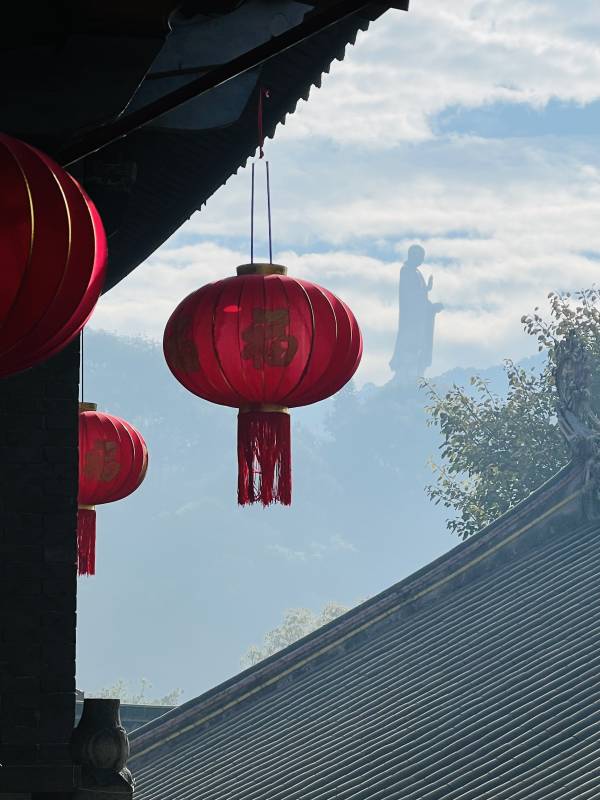 红灯笼与远山佛像图片