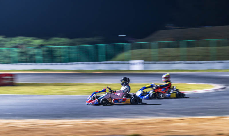 夜间卡丁车比赛图片