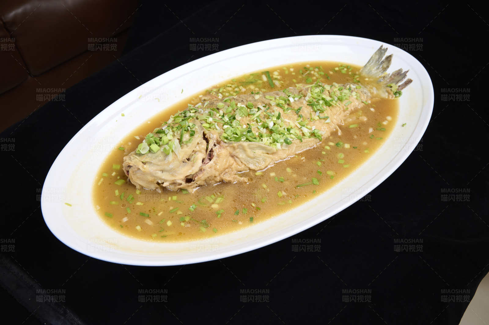 清蒸鱼淋酱汁图片