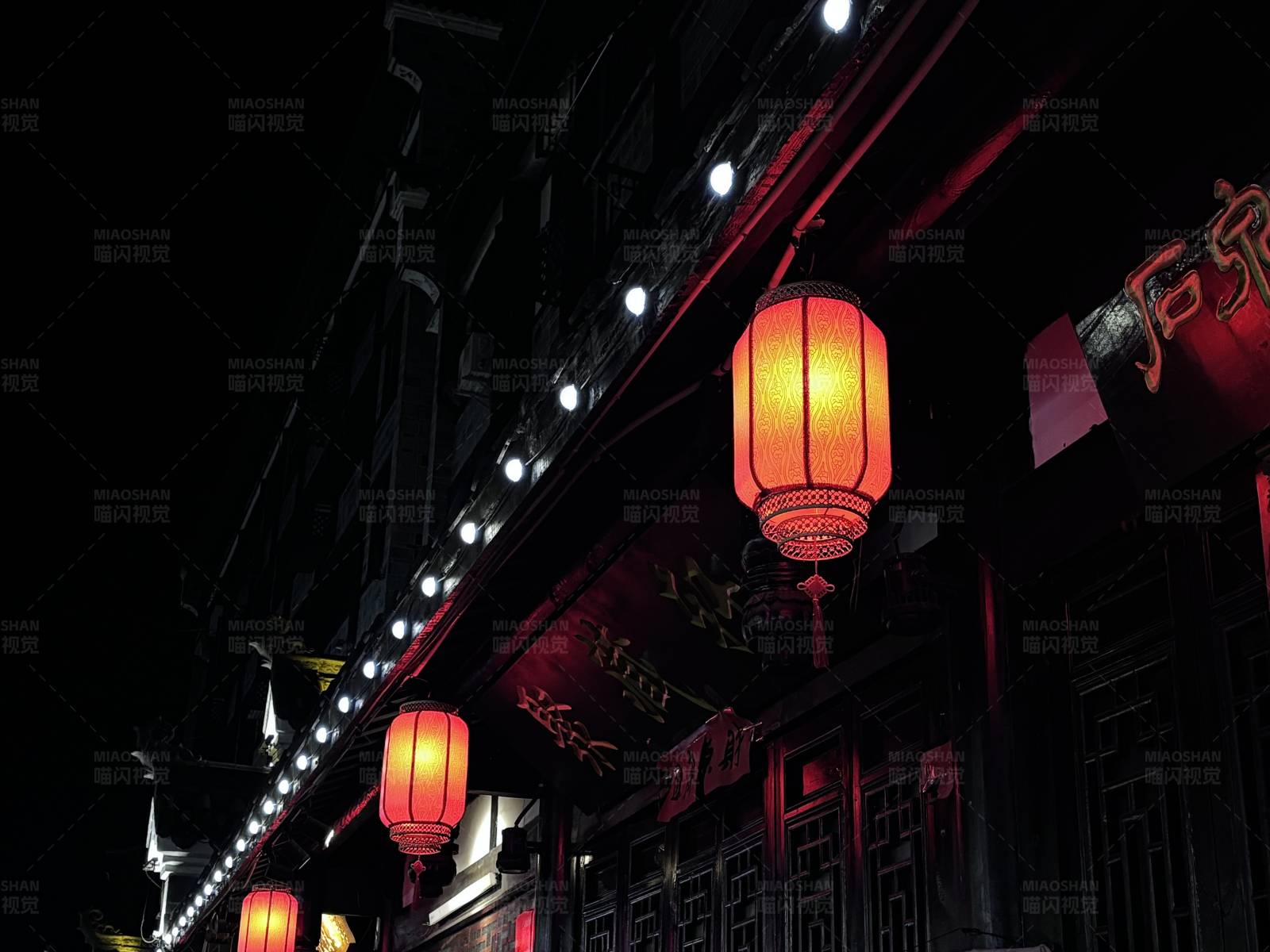 夜幕下的红灯笼图片