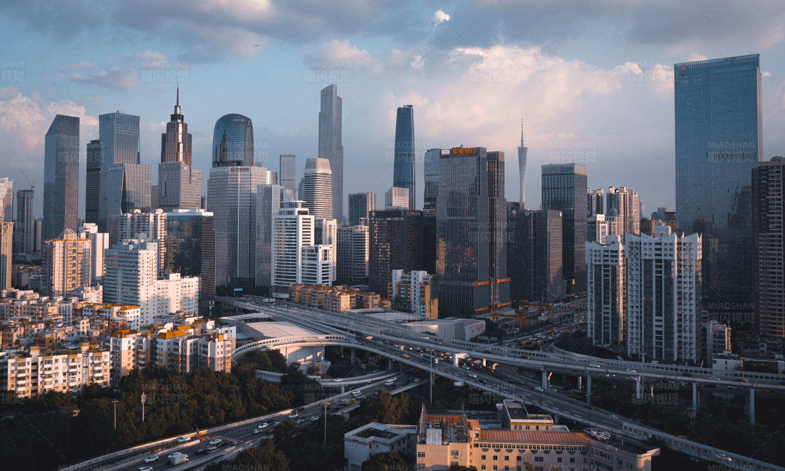 城市天际线与繁忙交通图片