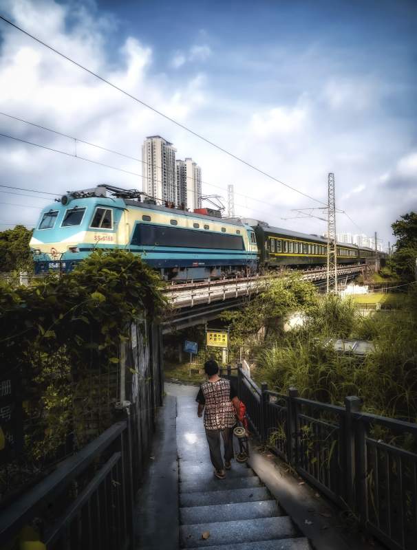 绿皮火车与行人图片