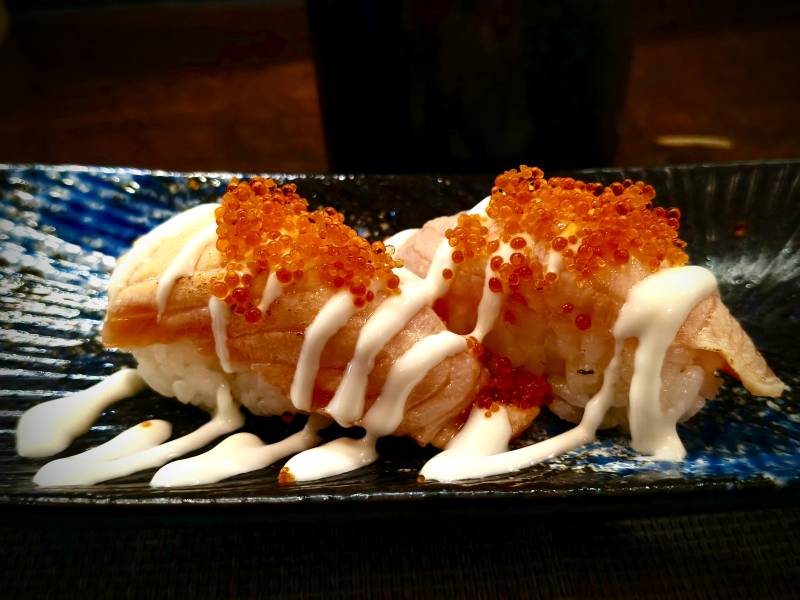 三文鱼寿司配鱼子酱图片