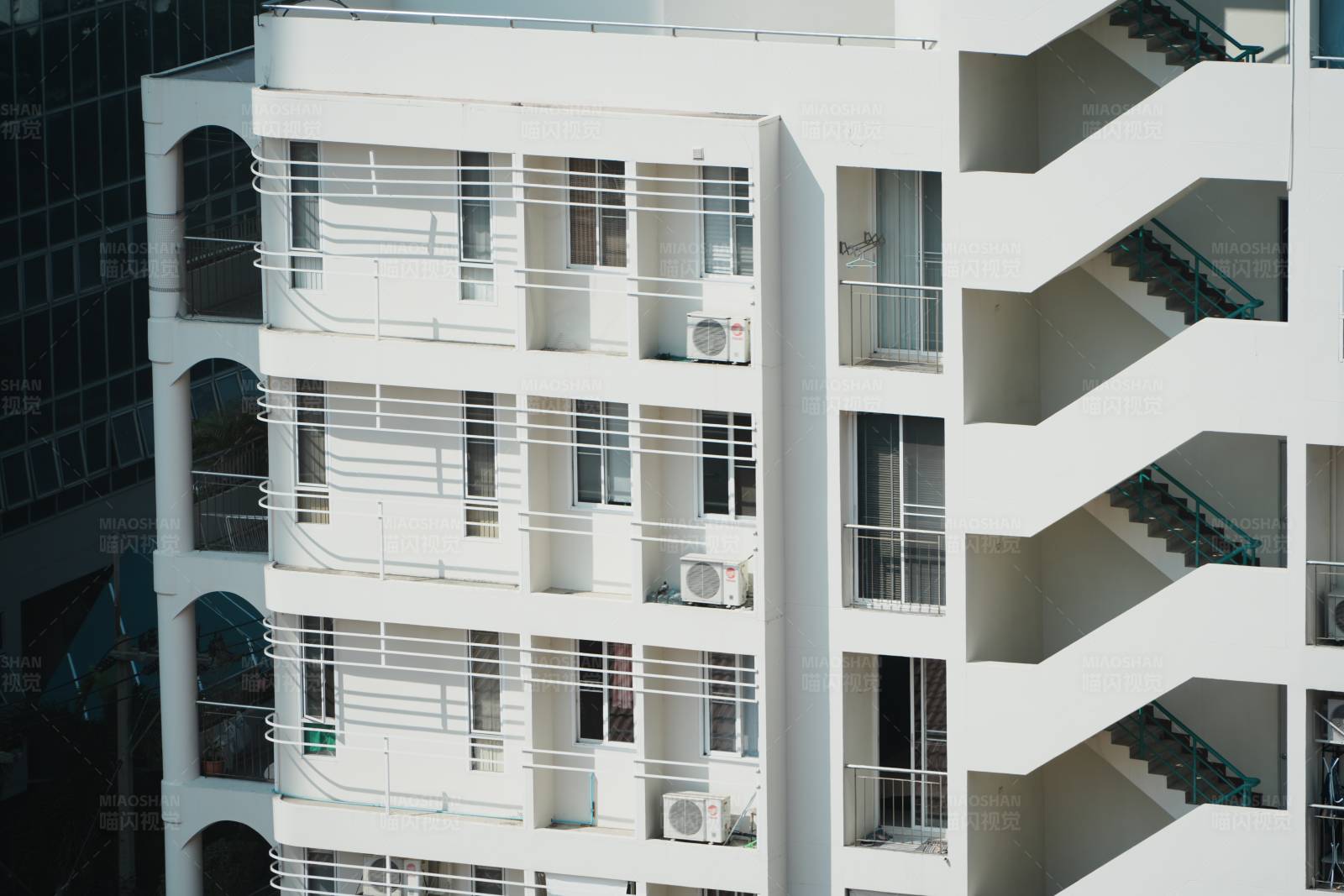 现代公寓楼的外观图片