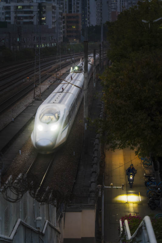 列车与行人图片