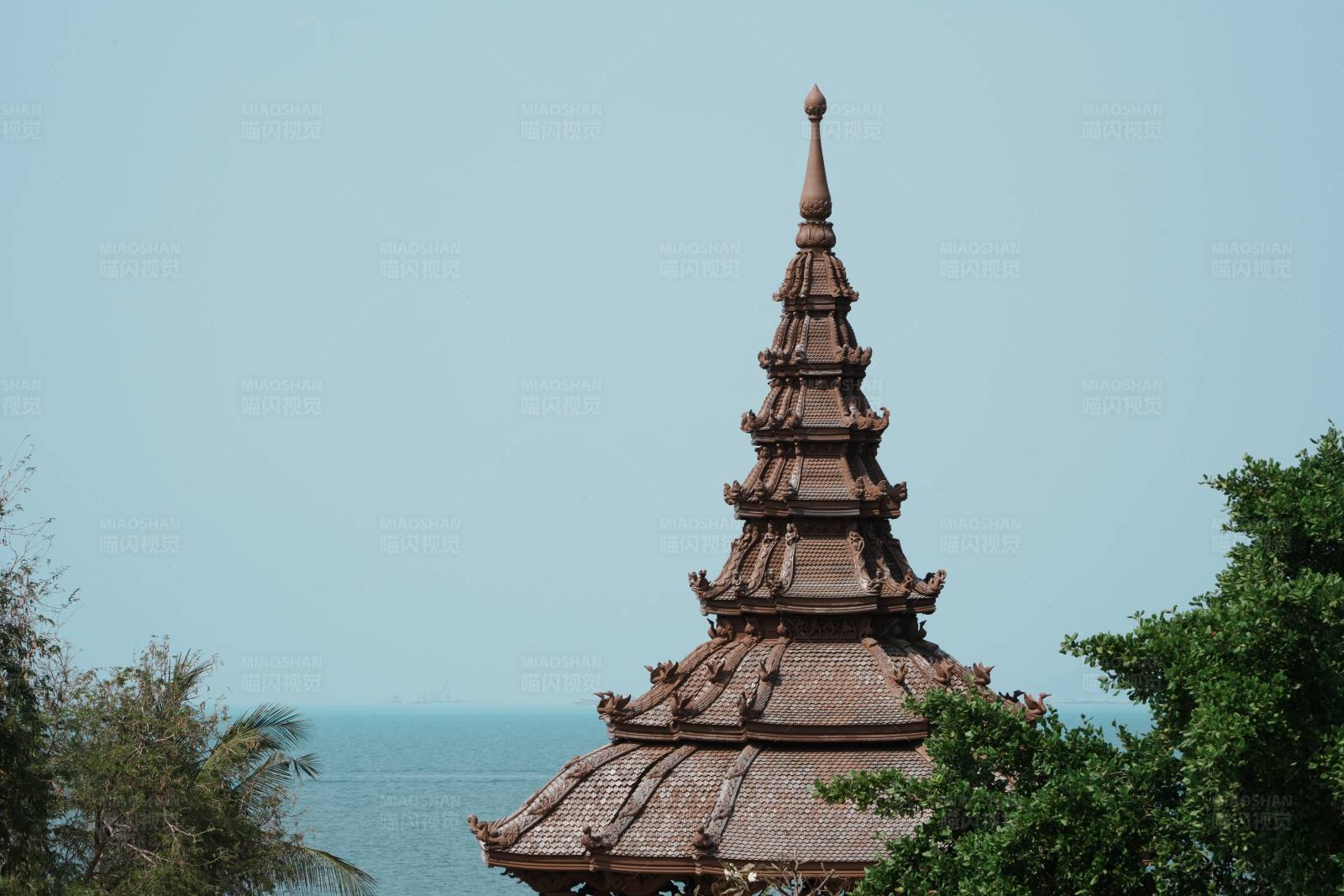 芭提雅海滨古塔图片