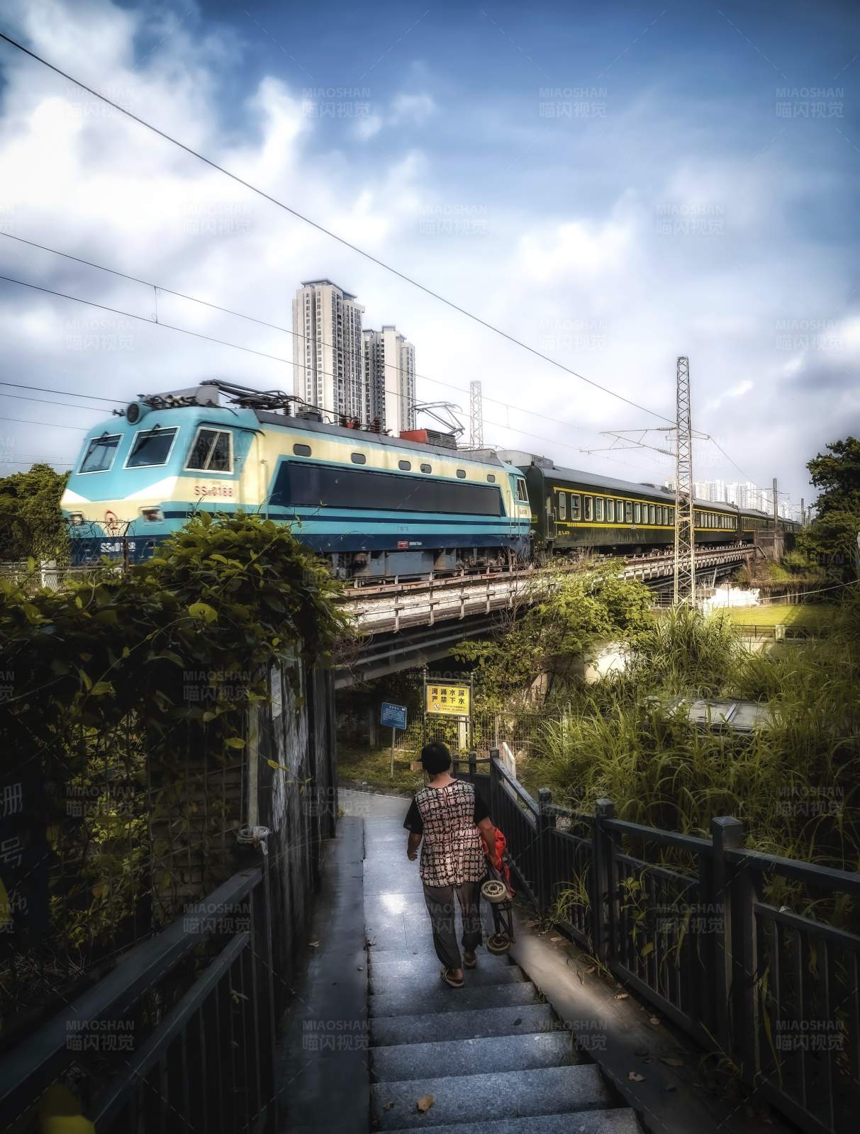 绿皮火车与行人图片