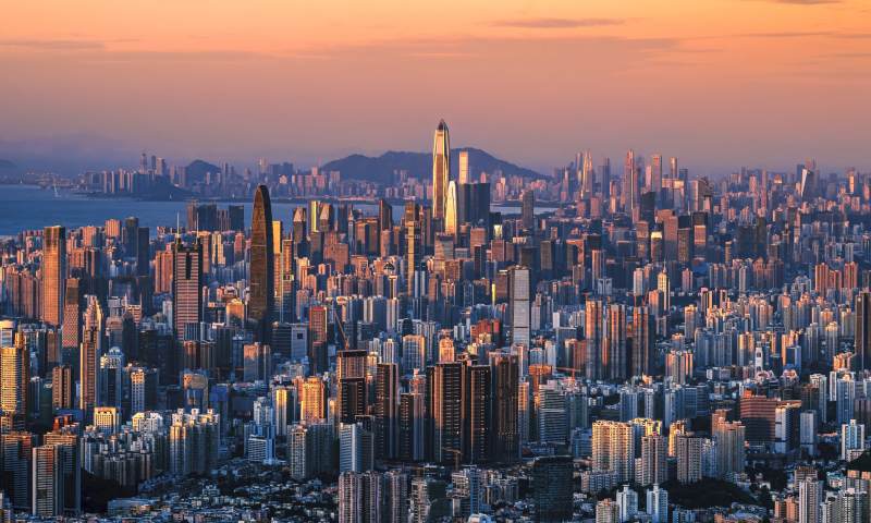 日落时分的城市天际线图片