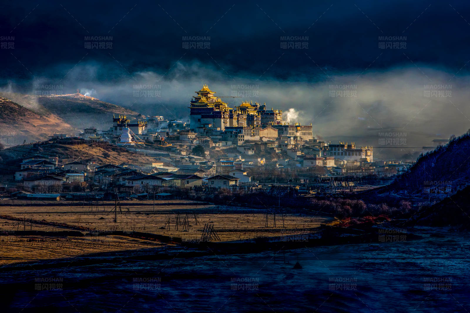 噶丹·松赞林寺的清晨图片
