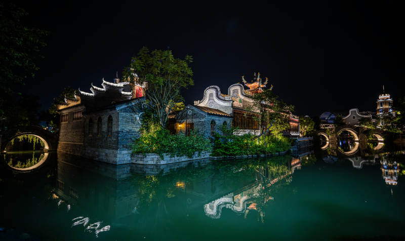 夜色中的古桥与建筑图片