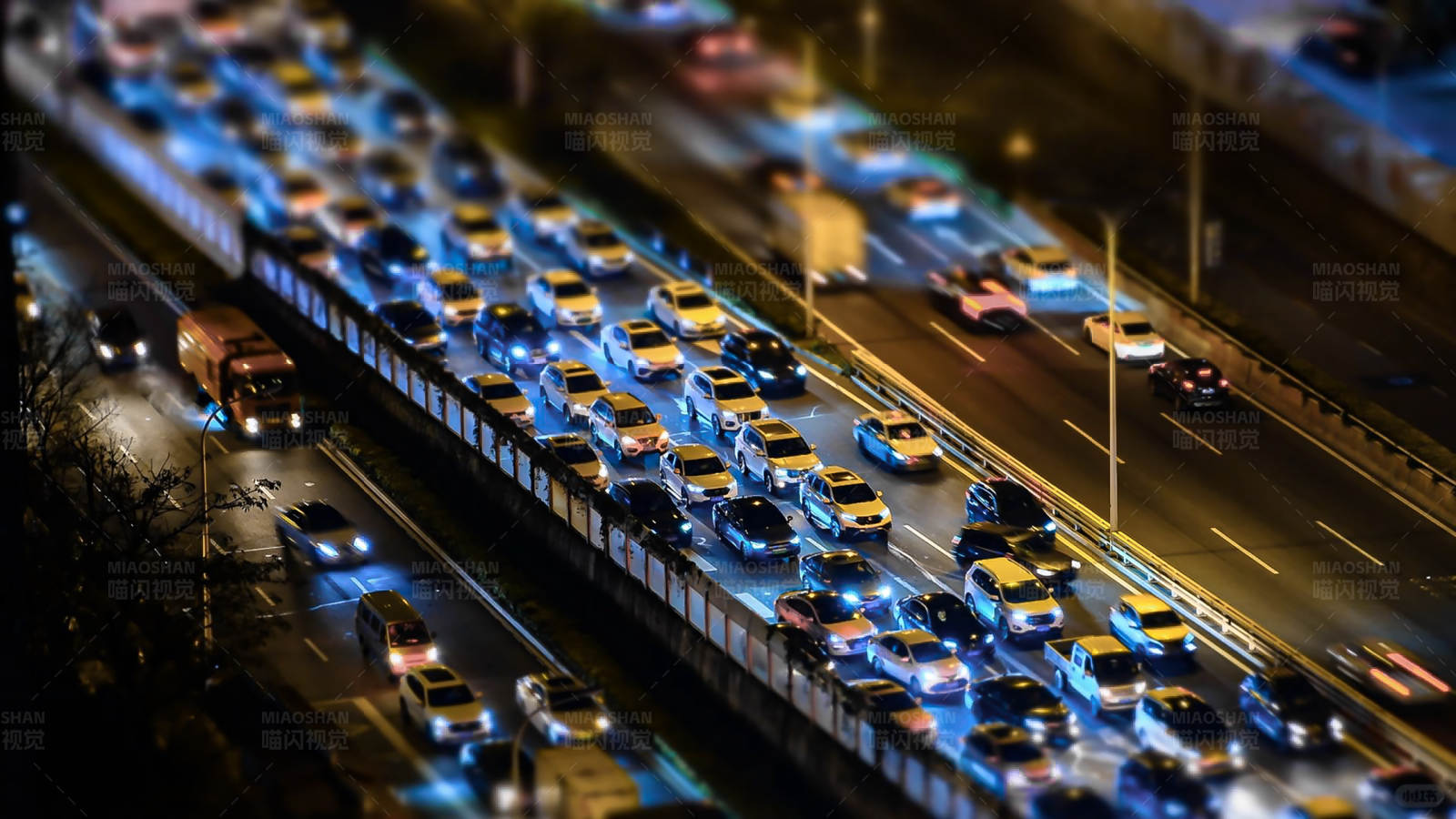 夜间城市交通拥堵图片