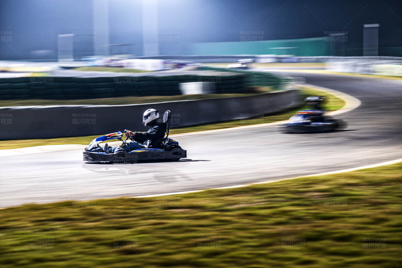 夜间卡丁车赛道竞速图片