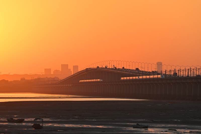 夕阳下的杏林大桥桥梁剪影图片