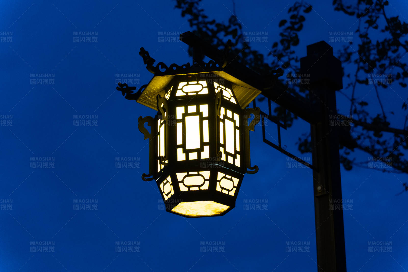 夜色中的复古街灯图片