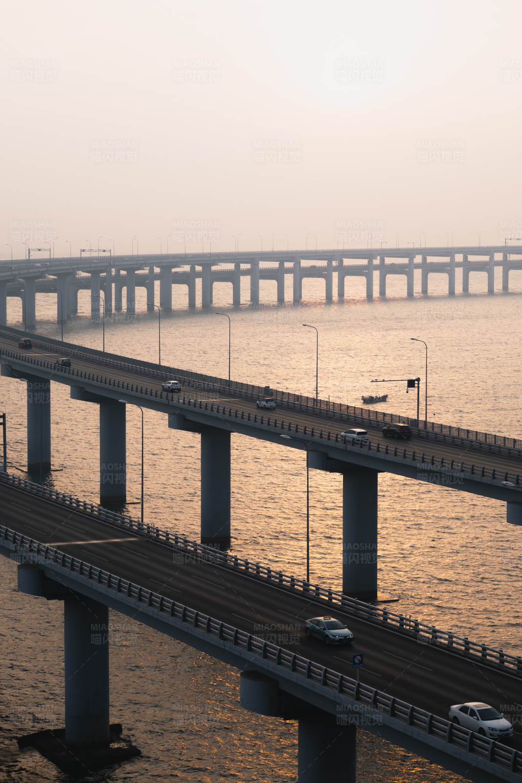 海上大桥夕阳景图片