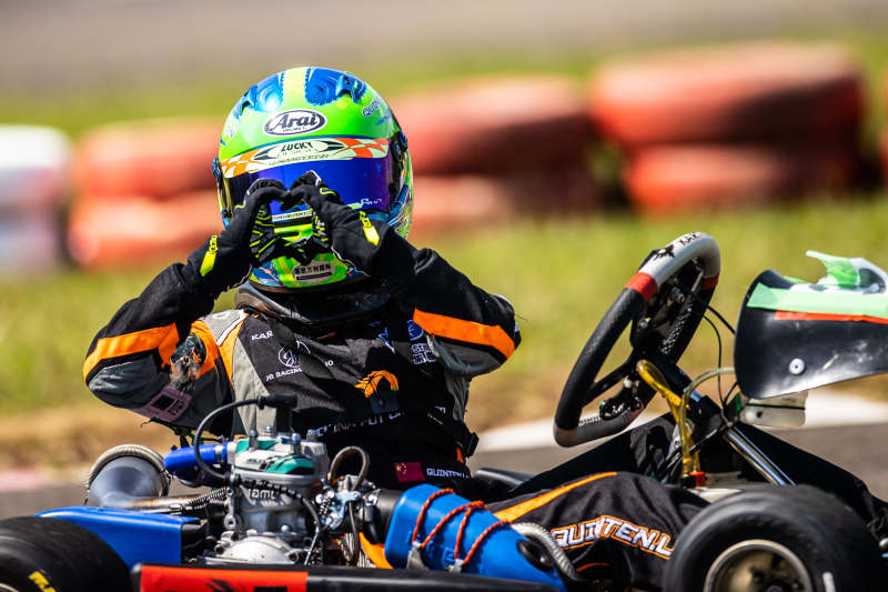 卡丁车手调整头盔图片