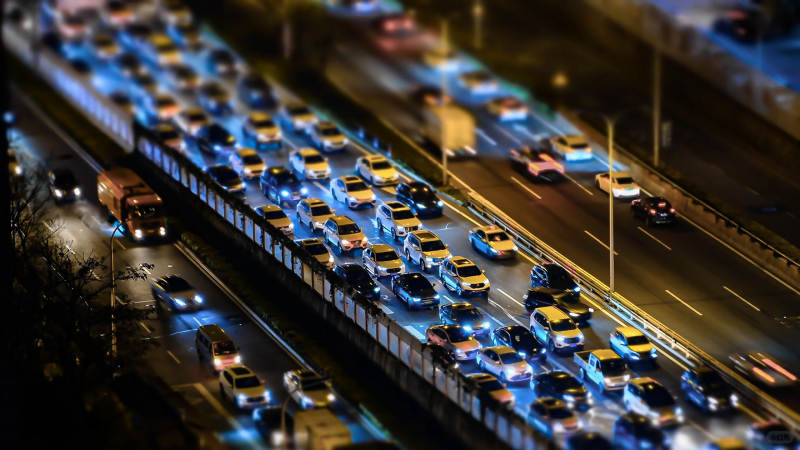 夜间城市交通拥堵图片