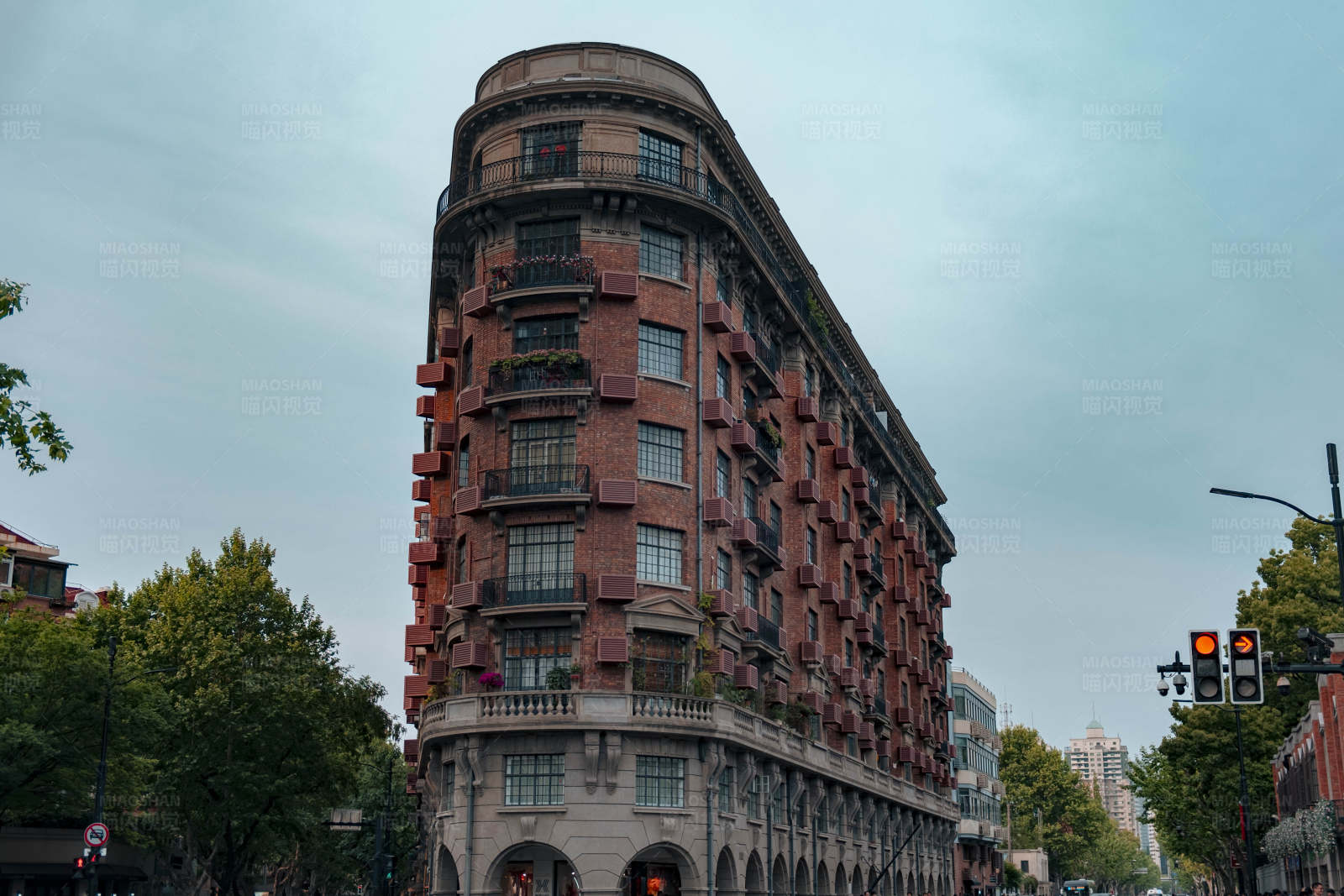 城市角落的红砖建筑图片