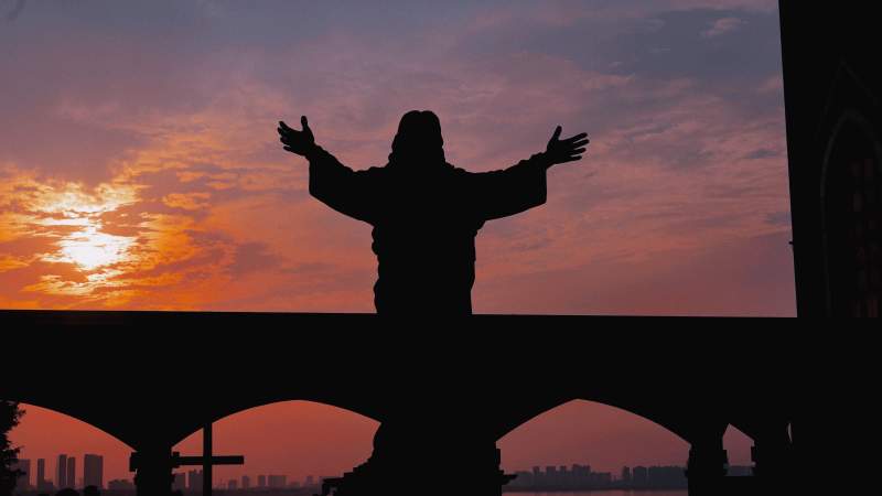 日落时的剪影雕像图片