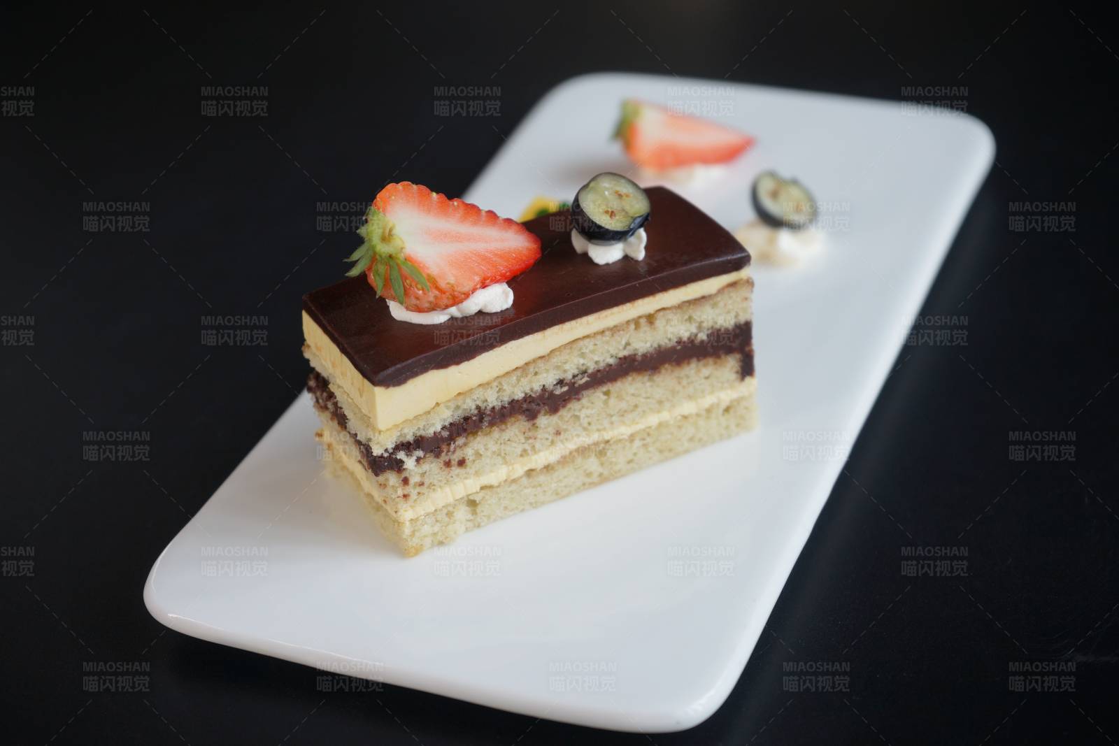 巧克力草莓蛋糕图片